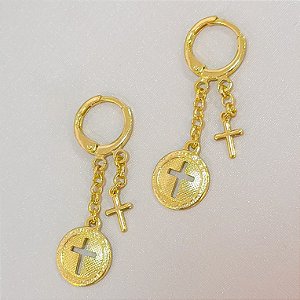 BRINCO ARGOLA COM CRUZ PENDENTE