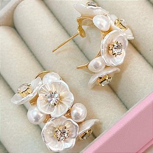 BRINCO ARGOLA COM FLORES, PÉROLAS E ZIRCÔNIA