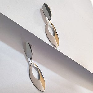 BRINCO CURVO OVAL PENDENTES COM MOVIMENTO PINO E T