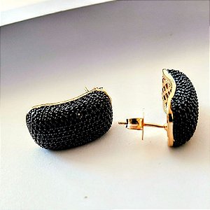 BRINCO LUXO  MEIA ARGOLA LARGO CRAVEJADO DE ONIX