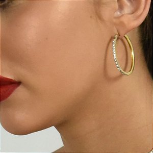 BRINCO LUXO ARGOLA COM CONTORNO FRONTAL EM ZIRCONI