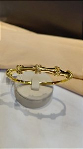 BRACELETE LISO COM DETALHES EM X CRAVEJADO DE ZIRC