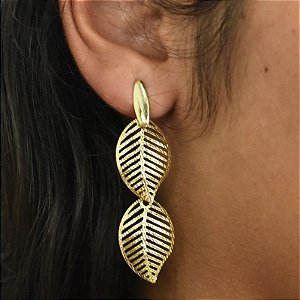 Brinco - BRINCO ORGANICO PENDENTE LONGO FOLHAS, COM PINO E TARRACHA 18K