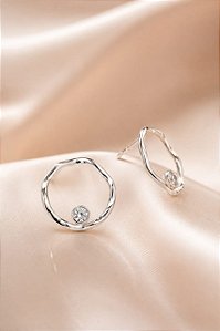 ARGOLA ONDULADA COM PONTINHO LUZ