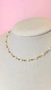 CHOCKER MELINDROSA COM ESFERINHAS E PÉROLAS