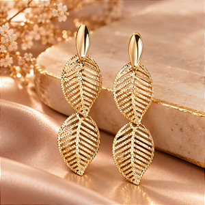 Brinco - BRINCO ORGANICO PENDENTE LONGO FOLHAS, COM PINO E TARRACHA 18K