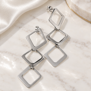 Brinco - BRINCO QUADRADOS PENDENTES COM MOVIMENTO PINO E TARRAXA 60 X 22mm PALADIO