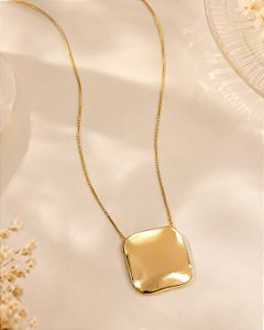 COLAR 70CM COM PINGENTE CHAPA CONCAVA QUADRADA TEXTURIZADA 8,4 GR 18K