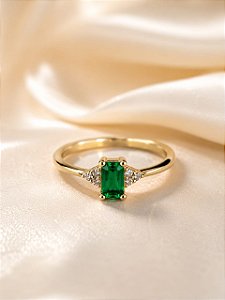 ANEL PEDRA VERDE COM 4 ZIRC NA LATERAL