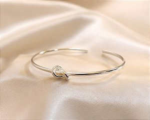 BRACELETE ABERTO ARO REDONDO E DETALHE NÓ PRATA