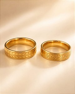 ALIANÇA DE COMPROMISSO TRABALHADA AÇO DOURADO