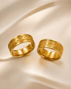 ALIANÇA DE COMPROMISSO TRABALHADA AÇO DOURADO