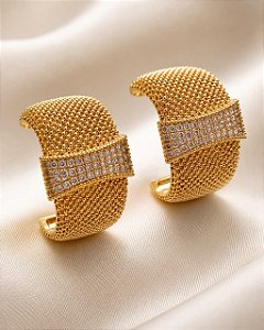 BRINCO ESTILO MEIA ARGOLA LARGA COM DETALE AO CENT