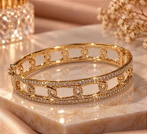 BRACELETE ARO LARGO VAZADO EM ELOS CRAVEJADOS E LI