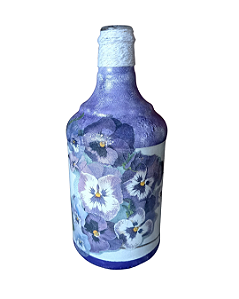 Garrafa decorada  - flores roxas por Débora Artes