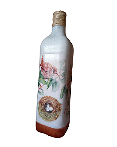 Garrafa decorada  - ninho de pássaro por Débora Artes