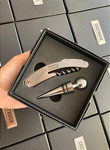 KIT VINHO 2 PEÇAS EM ESTOJO COM TAMPA PERSONALIZADO NOME