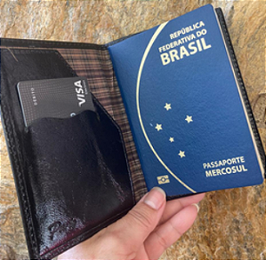 CARTEIRA PARA PASSAPORTE EM COURO COM SLOT'S PARA CARTÃO