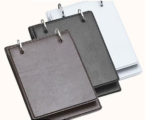 BLOCO DE ANOTAÇÕES DE MESA COM TRILHO DE FERRO E COURO SINTÉTICO - 150 FOLHAS