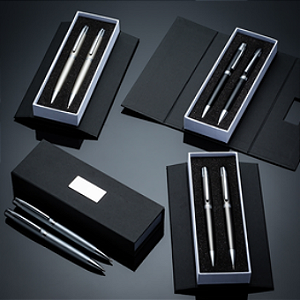 CONJUNTO CANETA E PALISEIRA EM ESTOJO DE CARTONAGEM