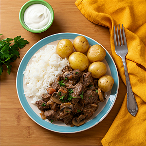 Strogonoff de Carne, Arroz Branco e Batata ao Murro