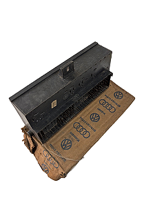 Caixa Porta Fusíveis Passat 74/ VW ZBA937505N