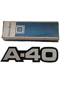 Emblema Lateral Paralama A40 Original GM 94629978 94629980 com Detalhe na Pintura