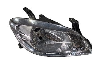 Farol Lado Direito Celta com detalhes Prisma 2007 até 2013 Lado Direito Novo de Época