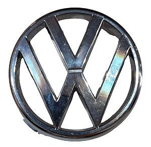 Emblema Cromado Original da Grade Dianteira Original VW Santana 1984 a 1991 VW 325853601 Novo de Época