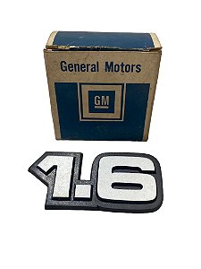 Emblema 1.6 Tampa Traseiro Porta-Malas GM Chevette 83/87 Chevy 500 83/87 Marajó 83/87 Monza 83/87 Original GM 94633247