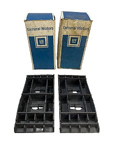 Par Retentor Cobertura Parachoque Traseiro GM Corsa Classic Sedan 96 a 12 Original GM 93236282 93236281 Novos de Época