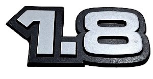 Emblema 1.8 Tampa Traseira Chevrolet GM Monza 1983 até 1990 Original GM 94635267 Novo de Época