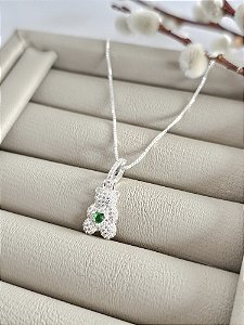 Colar com Pingente Ursinho Cravejado com Coração Verde