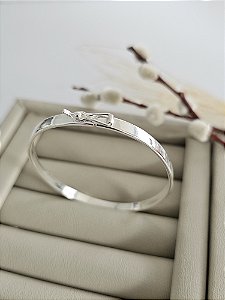 Bracelete de Prata Oval Liso Fio Meia Cana 4 mm com Fecho Trava
