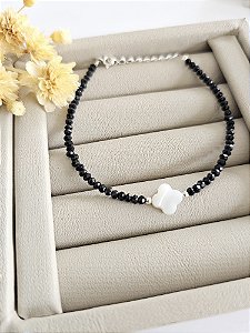 Pulseira com cristais preto e trevo de madrepérola