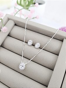 Conjunto ponto de luz oval cravejado prata 925/ cor cristal