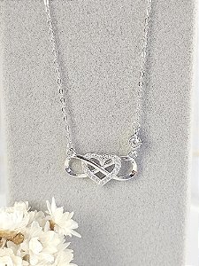 Colar infinito com coração cravejado prata 925 com banho de ródio
