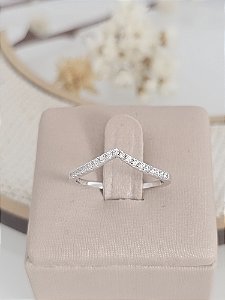 Anel V fino cravejado prata 925 com banho de ródio