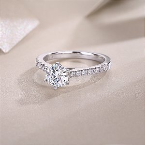 Anel Solitário cravejado Moissanite 6,5mm/1,0ct prata 925 com banho de ródio