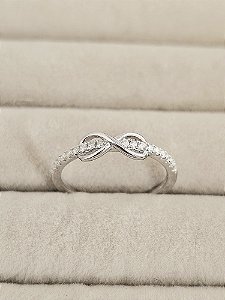 Anel meia aliança com infinito Moissanite prata 925 com banho de ródio