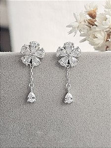 Brinco flor com gotinha prata 925 com banho de ródio