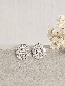 Brinco Oval cravejado prata 925 com banho de ródio