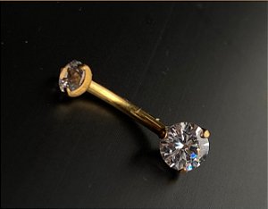 P0694 BANANA  UMBIGO TITANIO PVD GOLD C/ ZIRCÔNIA TOPO 4MM INFERIOR 6MM