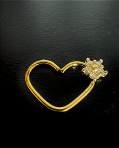 P0473 CORAÇAO RODIO DOURADO TORÇAO DAITH FLOR CRAVEJADA