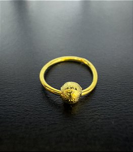 P0235 ARGOLA RODIO DOURADO TORÇAO PINGENTE  BOLINHA FOSCA 8MM