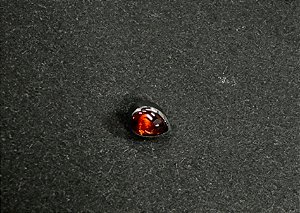 P0767 TOPO GOTA PEDRA GARNET TITÂNIO 1.6