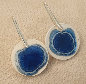 Brinco Auset pequeno de prata e porcelana