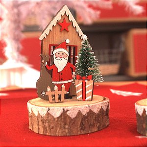 Casinha em Madeira com Noel e Pinheiro Cru e Vermelho e Branco