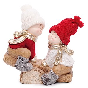 Menino e Menina Brincando De Gangorra