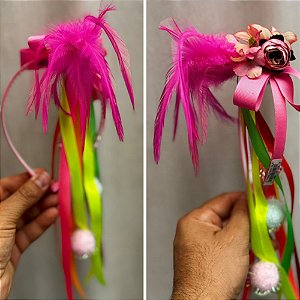 Tiara Luxo Importada com Fitas Flores e Penas - Para Festas